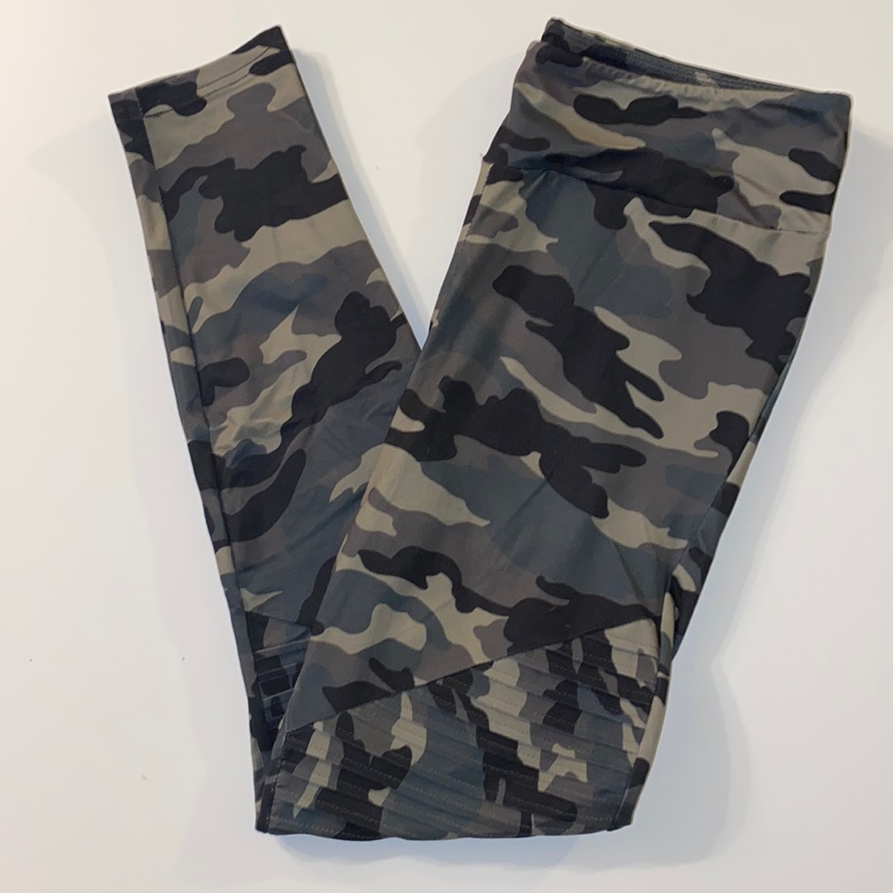 Rae Mode. Athletic Moto Leggings. Large. Camo. 84% Poly Microfiber 16% Spandex.